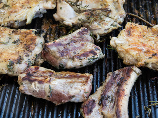 Grigliata mista di carne e spezie su grill 