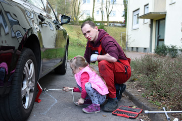 Reifenwechsel - Papa und Tochter.