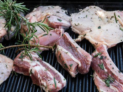 Grigliata mista di carne e spezie su grill 