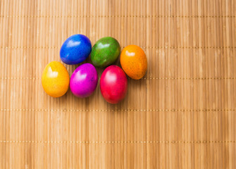 Wielkanocne kolorowo malowane jajka z miejscem na napis © Rochu_2008