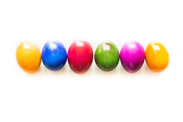 Wielkanocne kolorowo malowane jajka na białym tle z miejscem na napis