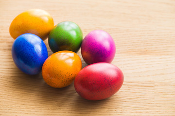Obraz na płótnie Canvas Wielkanocne kolorowo malowane jajka na jasnym stole.