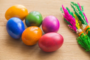 Fototapeta na wymiar Wielkanocne kolorowo malowane jajka na jasnym stole.