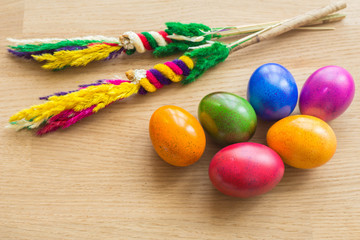 Wielkanocne kolorowo malowane jajka na jasnym stole. © Rochu_2008