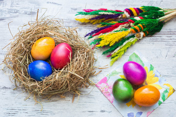 Wielkanocne kolorowo malowane jajka oraz świąteczne dekoracje. - obrazy, fototapety, plakaty