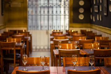 Restaurante vazio dentro do Mercado Agrícola em Montevideo, Uruguai