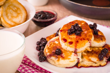 Домашние оладья с вареньем и молоко