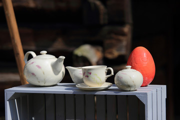 Jajo Wielkanocne na straganie z porcelaną. - obrazy, fototapety, plakaty