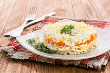 Традиционный русский салат с овощами и сардинами -...