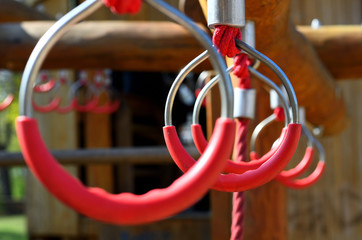 Hangelringe an Klettergerüst auf Kinderspielplatz