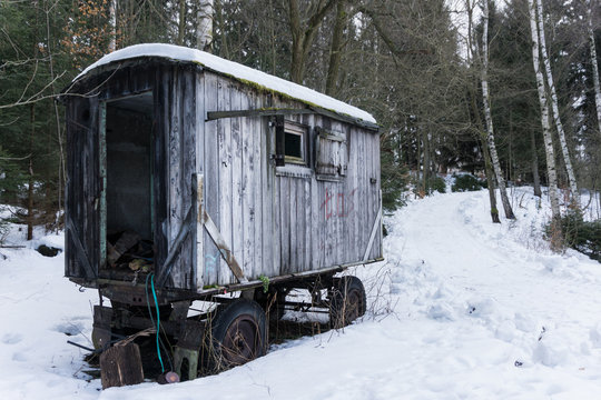 Bauwagen im Winterwald
