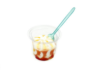 Eisbecher Joghurt-Eis mit gefrorener Fruchtsoße - Hintergrund freigestellt weiß / background isolated