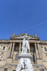 Fototapeta na wymiar Schiller-Denkmal vor Kurhaus Wiesbaden