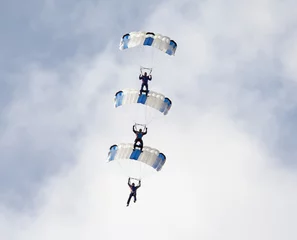 Crédence de cuisine en verre imprimé Sports aériens group of parachutistes