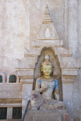 Obraz premium Statue at Ananda Temple , old Bagan, Myanmar.