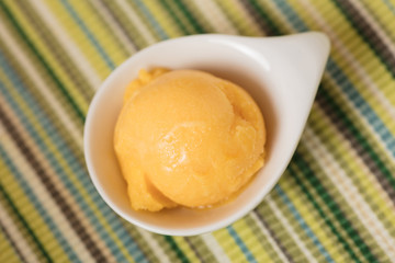 Kugel Mangoeis oder Mangosorbet