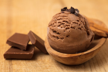 Kugel Schokoladeneis mit Schokolade