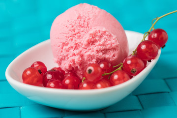 Rotes Johannisbeereis mit frischen Johannisbeeren