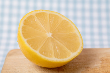 Hälfte einer aufgeschnittenen frischen Zitrone
