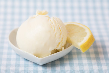Kugel Zitroneneis mit Zitrone