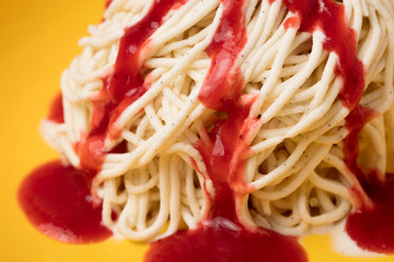 Selbstgemachtes Spaghettieis mit Erdbeersauce