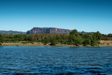 Naklejka premium Lake and mountain with blue sky