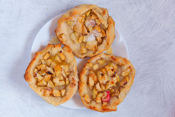 Cook pies from fresh apples and dough