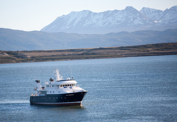 Fototapeta na wymiar The ship with snowy mountain in background