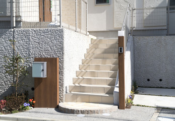 ヒナ段に建つ住宅玄関アプローチイメージ　階段