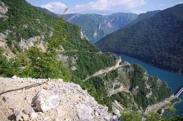 Tunele w skałach Pluzine Czarnogóra © radek5252