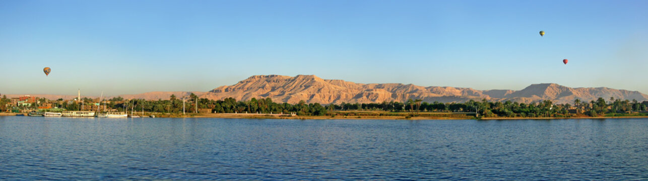Nil at Luxor with hot-air balloons
