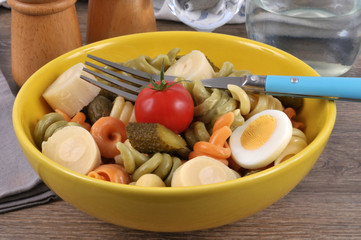 Salade de pâtes froides avec tomate, cœur de palmier, œuf dur et cornichon