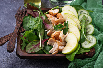 Salad with spinach, chicken, cucumber and apple