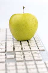 Apfel liegt auf einer Tastatur