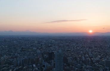 東京都市風景　新宿高層ビル街から望む富士山　夕日が沈む　眼下に広がる街並