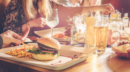 Freunde essen zusammen - Dry Aged Beef Burger mit Pommes