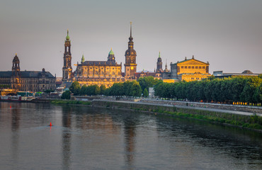 Fototapeta na wymiar The bridge on river of city Dresden, Germany