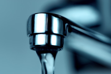 Wasserhahn, fießendes Wasser