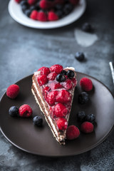 Stück kuchen auf dunkelem hintergrund