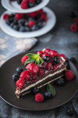 Stück kuchen auf dunkelem hintergrund