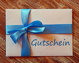 Gutschein - Briefumschlag mit blauer Schleife