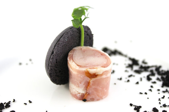 Roll of rabbit in bacon with marocoon