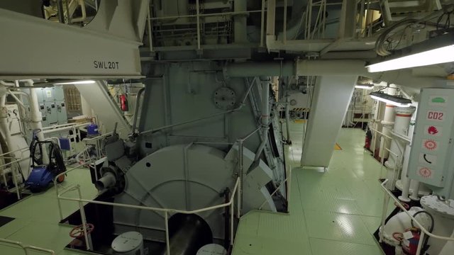Propeller shaft and engine of ship