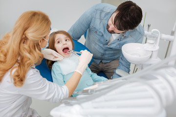 Obraz premium Professional pediatric dentist being very attentive