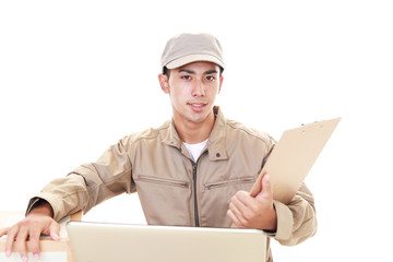 荷物を運ぶ笑顔の男性
