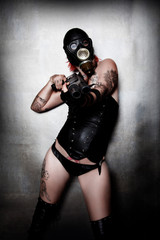 DeathWorker- femme cyberpunk armée sous fond métallique