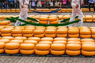 Zelfklevend Fotobehang Traditional Dutch cheese market in Alkmaar, the Netherlands © vli86