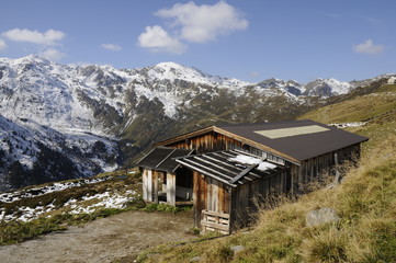 Fototapeta na wymiar Almhütte in den Tuxer Alpen