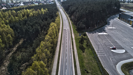 Droga przez las. Widok z lotu ptaka © Lukasz