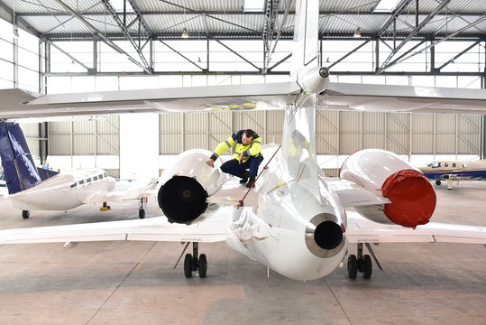 Kontrolle eine Flugzeuges im Hangar durch Flugger&auml;temechaniker